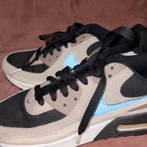 Nike Low-Top Sneakers in Black, Beige & Light Blue